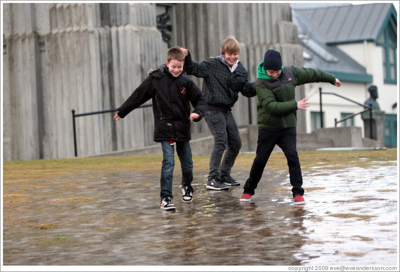 Kids sliding on ice eveandersson.com