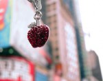 A glittering big apple charm with NYC as a backdrop